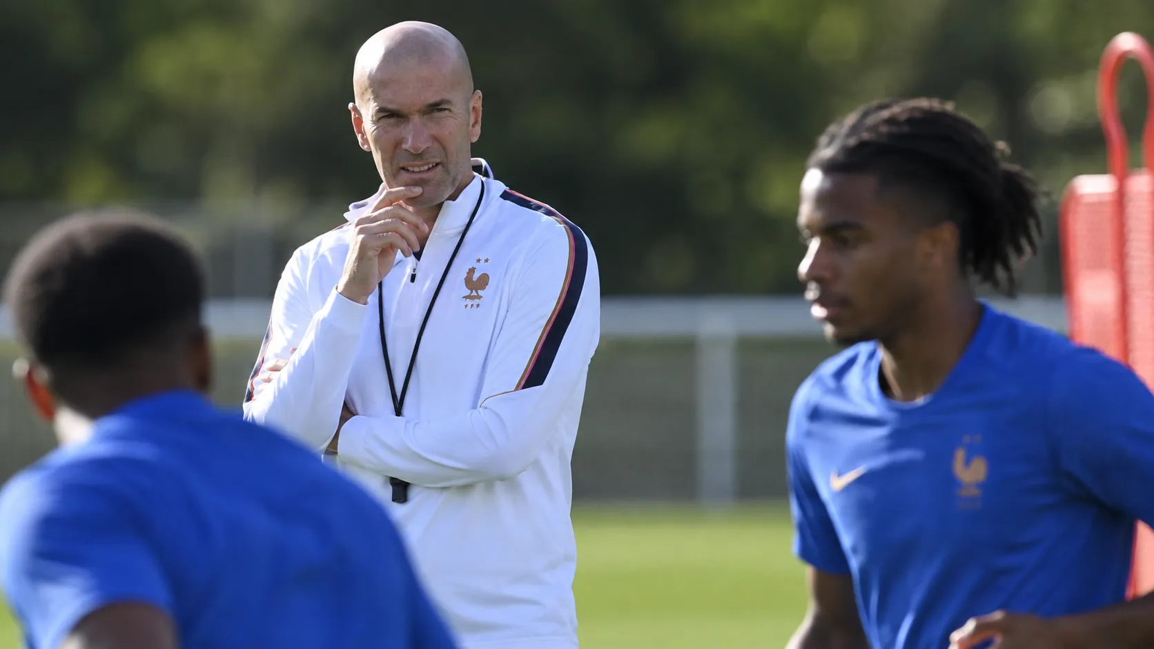 Zinedine Zidane bekijkt een oefensessie van Frankrijk vanaf de zijlijn.