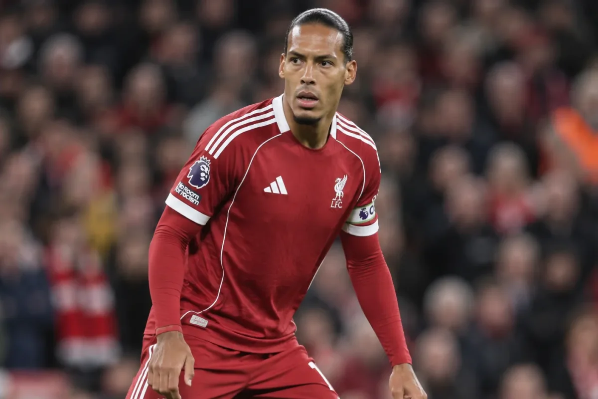 Virgil van Dijk in Liverpool-tenue tijdens een verdedigende actie op Anfield.