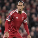 Virgil van Dijk in Liverpool-tenue tijdens een verdedigende actie op Anfield.