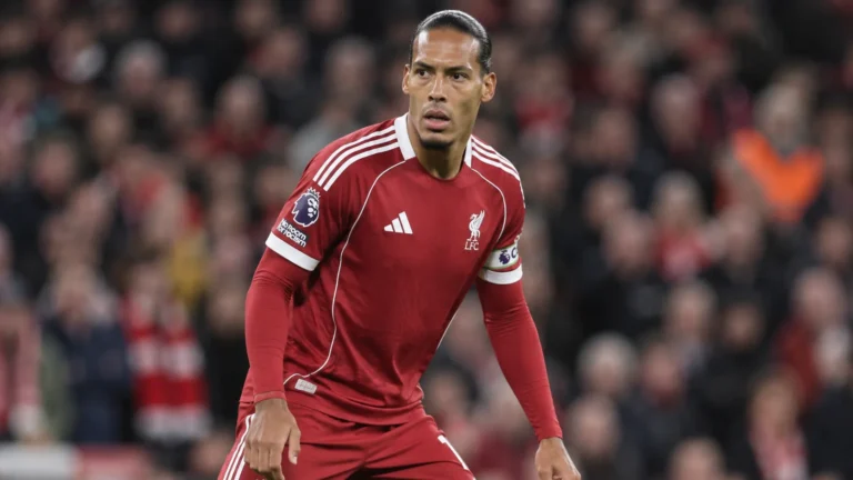 Virgil van Dijk in Liverpool-tenue tijdens een verdedigende actie op Anfield.