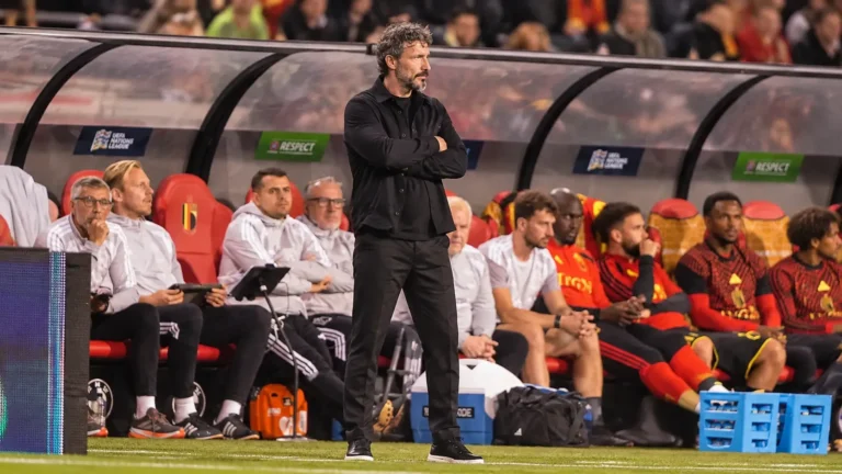 Een coach van de Belgische nationale ploeg observeert geconcentreerd vanuit de technische zone.