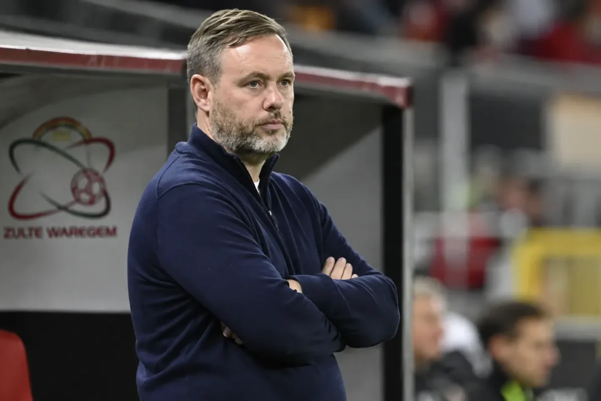Michael Beale staat geconcentreerd in de technische zone van Zulte Waregem.
