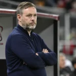 Michael Beale staat geconcentreerd in de technische zone van Zulte Waregem.
