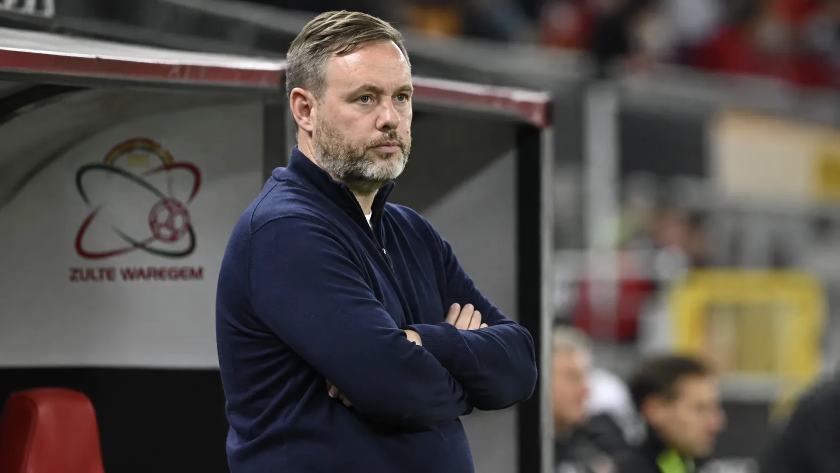 Michael Beale staat geconcentreerd in de technische zone van Zulte Waregem.