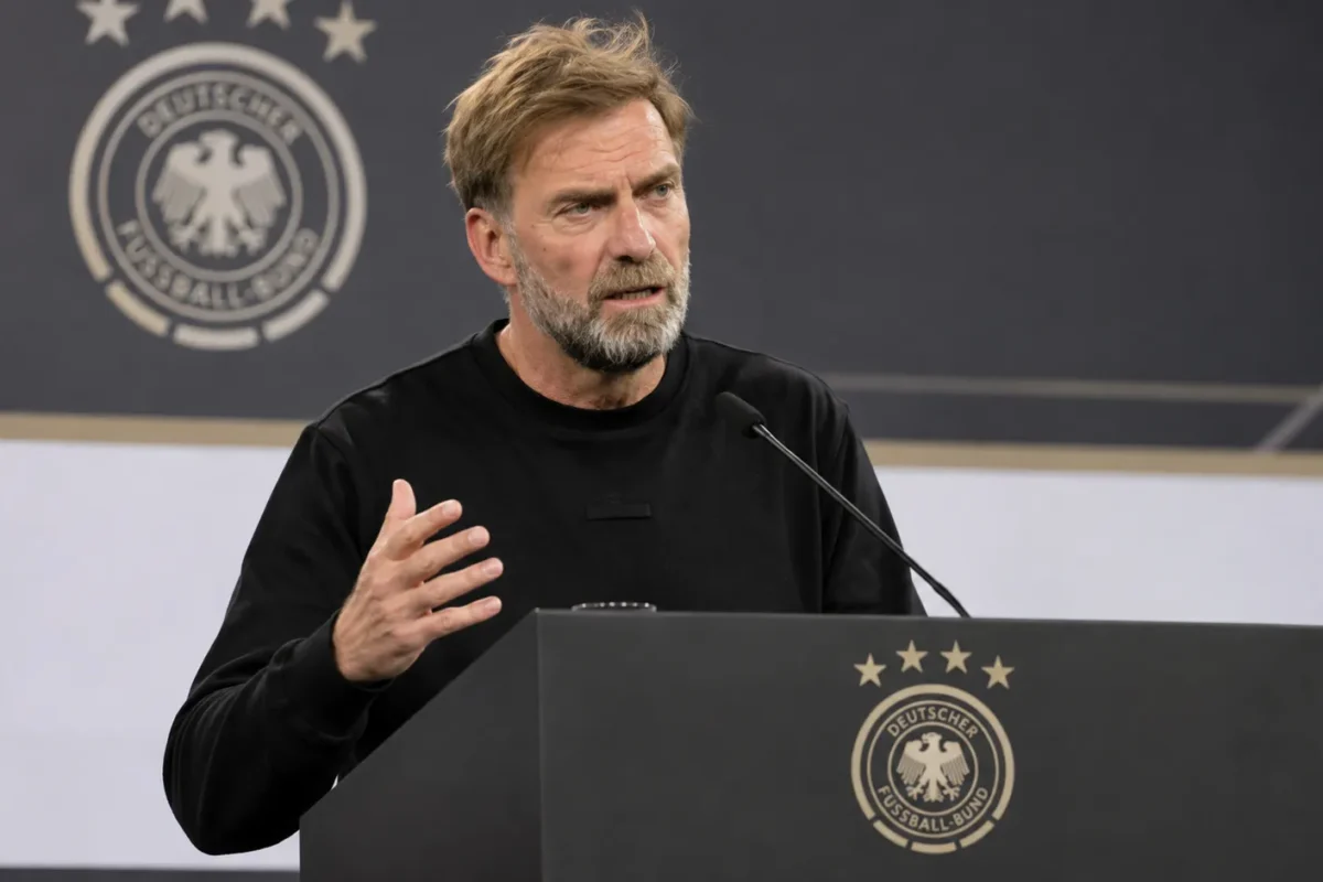 Jürgen Klopp spreekt tijdens een persconferentie van Duitsland.
