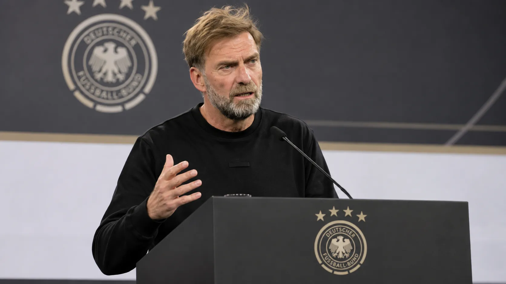 Jürgen Klopp spreekt tijdens een persconferentie van Duitsland.