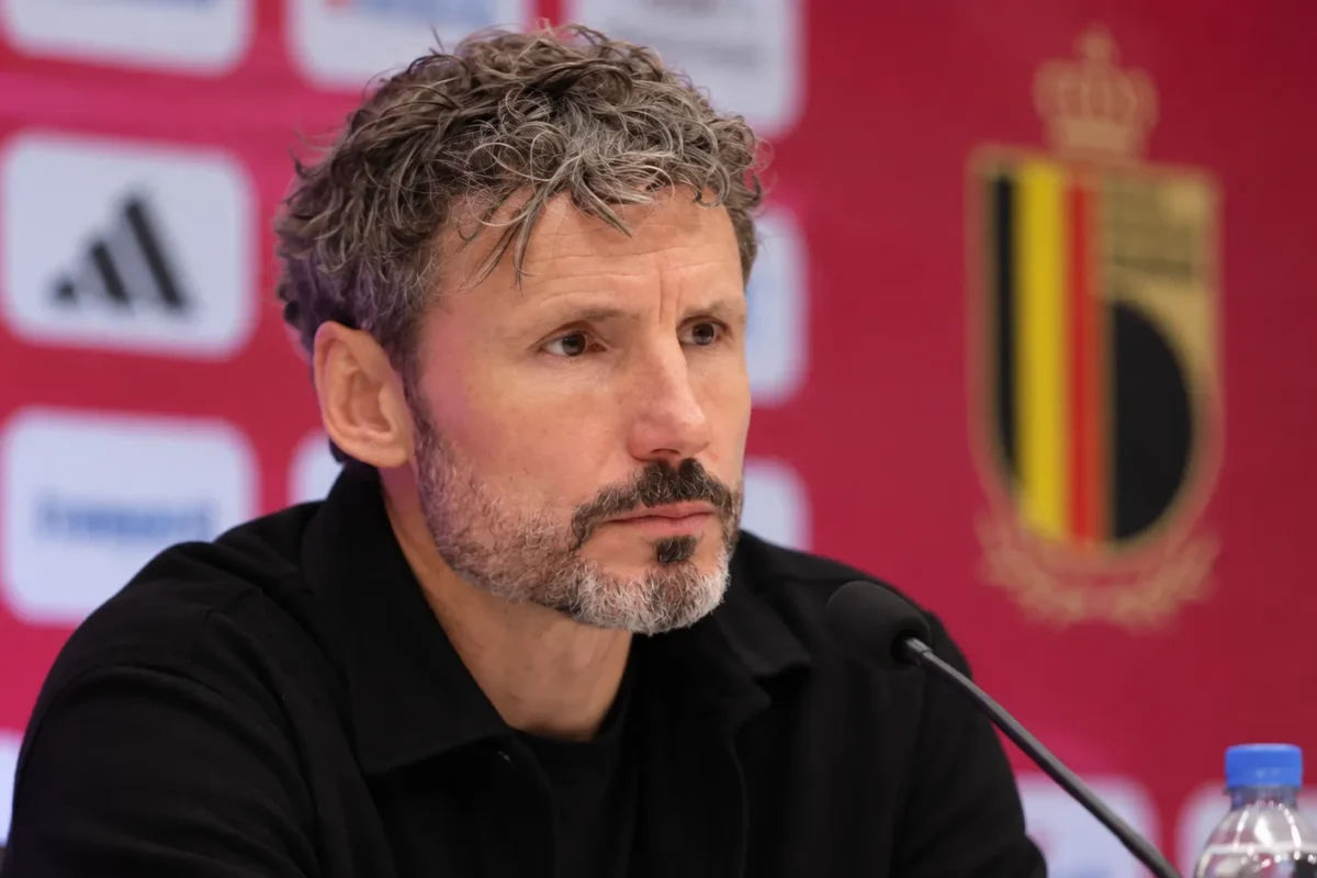 Mark van Bommel luistert aandachtig tijdens een persmoment van de Belgische nationale ploeg.