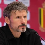 Mark van Bommel luistert aandachtig tijdens een persmoment van de Belgische nationale ploeg.