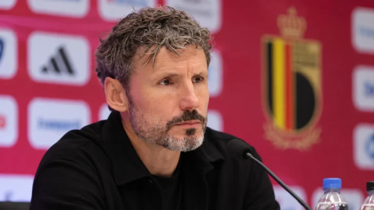 Mark van Bommel luistert aandachtig tijdens een persmoment van de Belgische nationale ploeg.