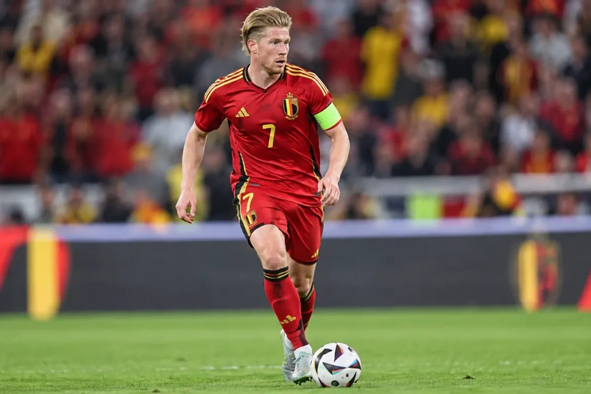 Kevin De Bruyne in het rode tenue van de Rode Duivels tijdens een wedstrijdactie.