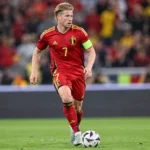 Kevin De Bruyne in het rode tenue van de Rode Duivels tijdens een wedstrijdactie.