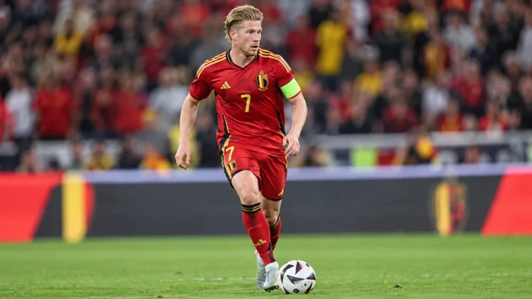 Kevin De Bruyne in het rode tenue van de Rode Duivels tijdens een wedstrijdactie.