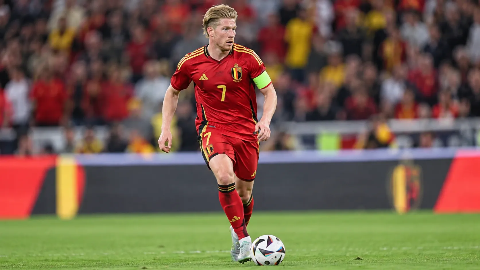 Kevin De Bruyne in het rode tenue van de Rode Duivels tijdens een wedstrijdactie.