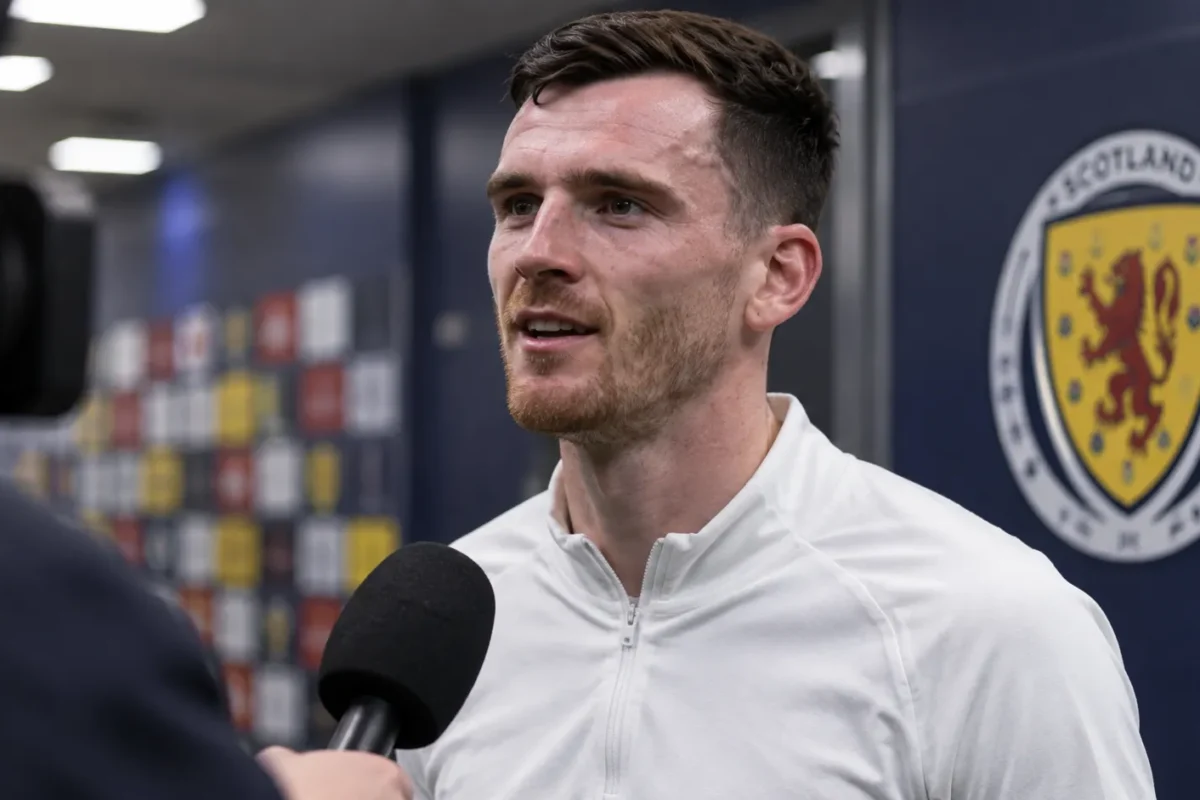 Andy Robertson tijdens een interview na de wedstrijd, met een discreet Schots voetbalembleem in de mixed zone.