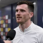 Andy Robertson tijdens een interview na de wedstrijd, met een discreet Schots voetbalembleem in de mixed zone.