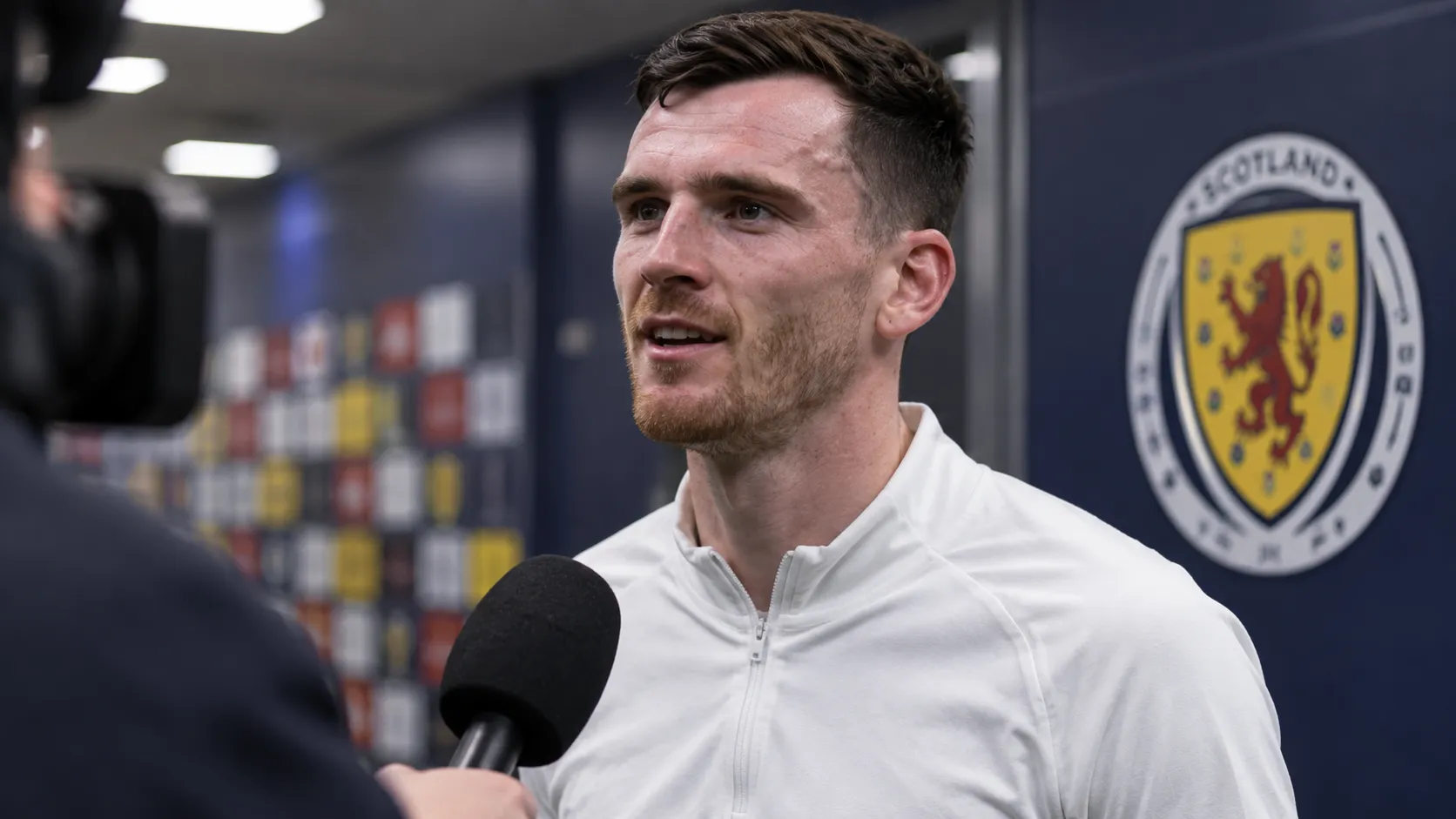 Andy Robertson tijdens een interview na de wedstrijd, met een discreet Schots voetbalembleem in de mixed zone.