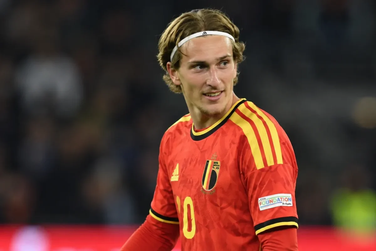 Mika Godts in het shirt van België op het voetbalveld.