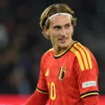 Mika Godts in het shirt van België op het voetbalveld.