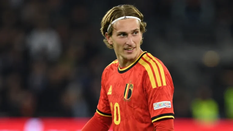 Mika Godts in het shirt van België op het voetbalveld.