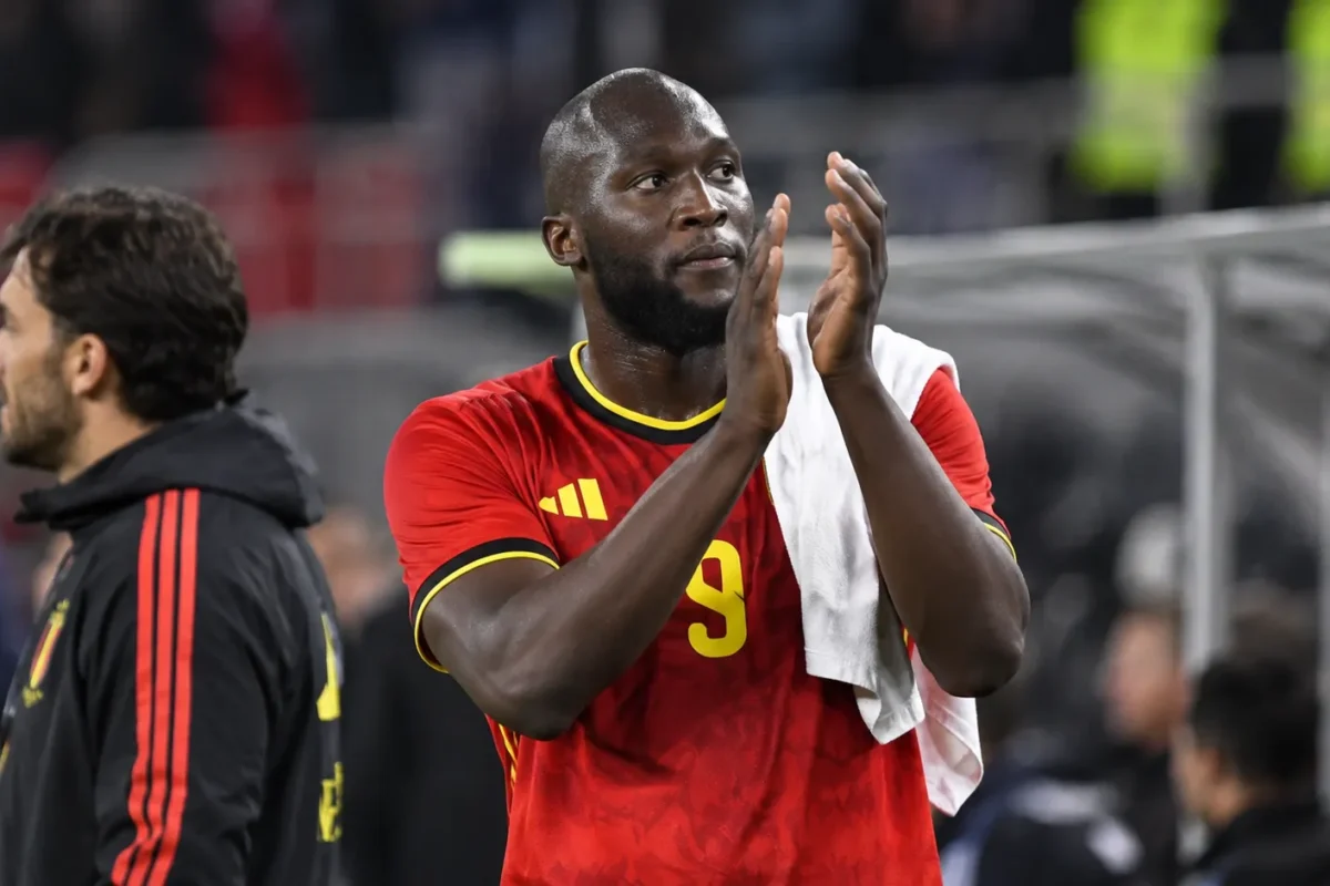 Romelu Lukaku applaudisseert in het tenue van de Belgische nationale ploeg langs het veld.