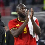 Romelu Lukaku applaudisseert in het tenue van de Belgische nationale ploeg langs het veld.