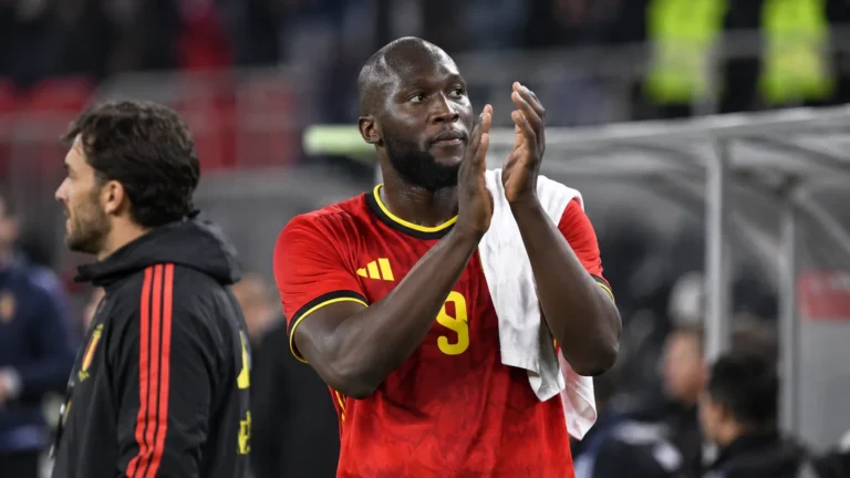 Romelu Lukaku applaudisseert in het tenue van de Belgische nationale ploeg langs het veld.