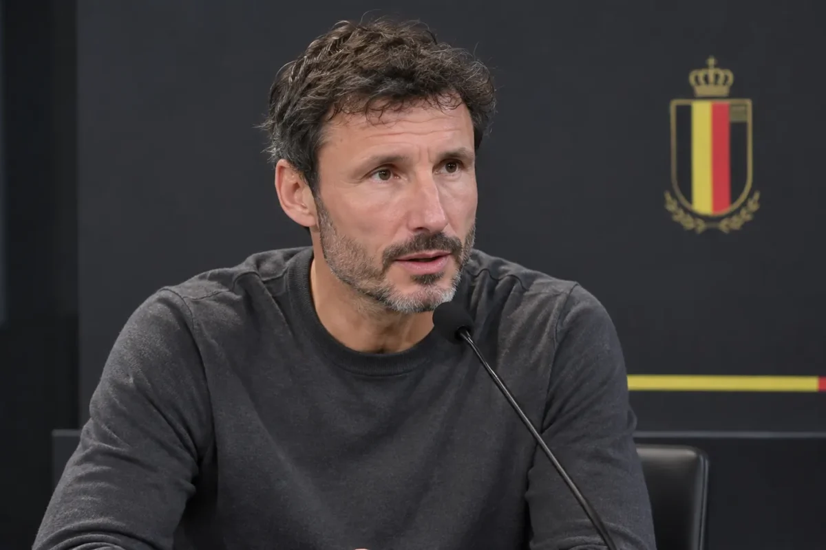 Mark van Bommel spreekt op een persmoment van de Belgische nationale ploeg.