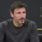 Mark van Bommel spreekt op een persmoment van de Belgische nationale ploeg.