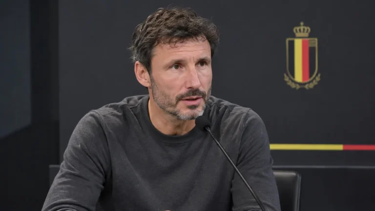 Mark van Bommel spreekt op een persmoment van de Belgische nationale ploeg.