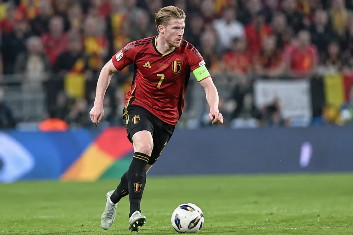 Kevin De Bruyne in het rode shirt van de Rode Duivels tijdens een Nations League-wedstrijd.