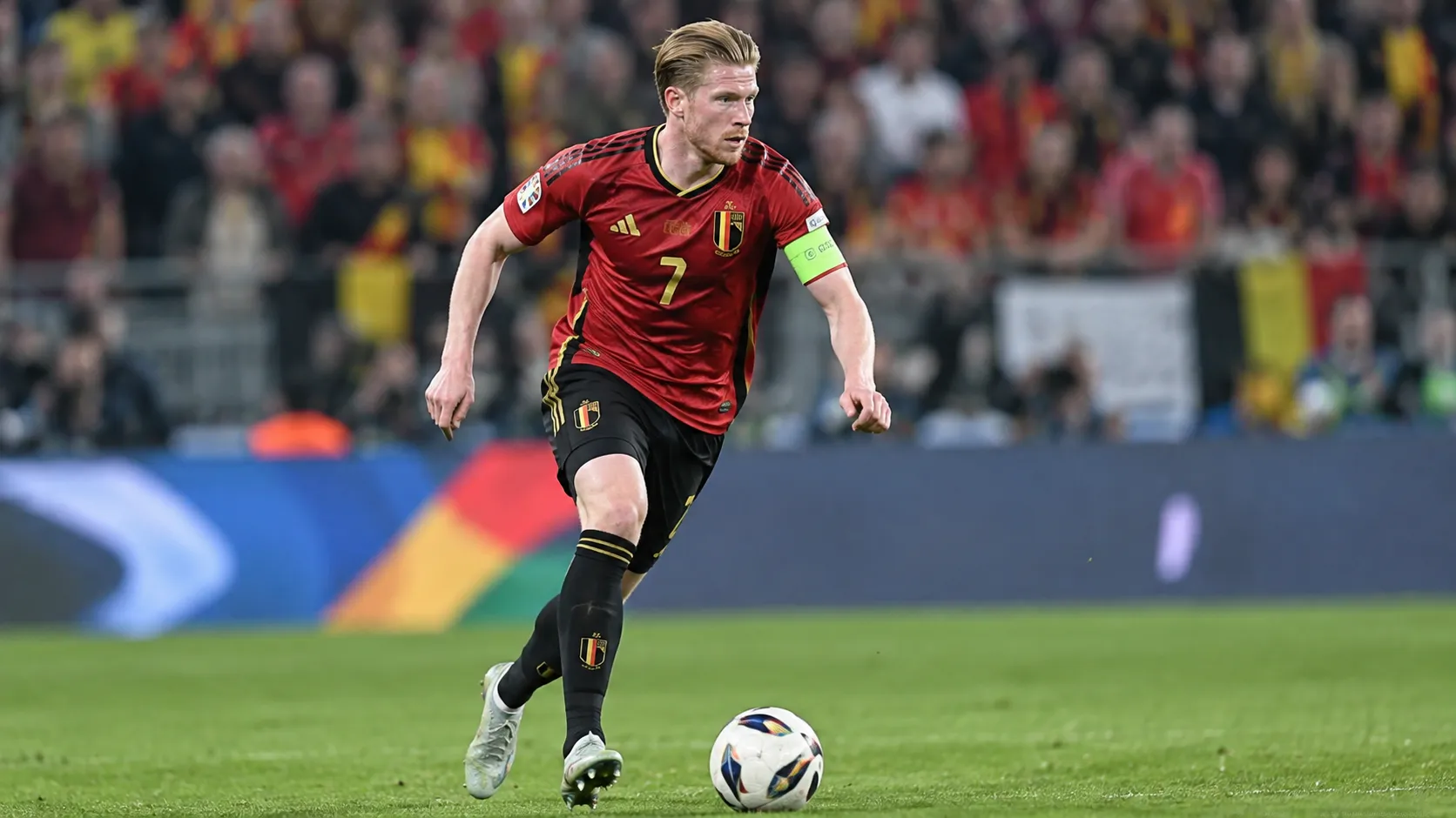 Kevin De Bruyne in het rode shirt van de Rode Duivels tijdens een Nations League-wedstrijd.