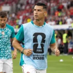 Cristiano Ronaldo tijdens een opwarming met de Portugese nationale ploeg in een stadion.