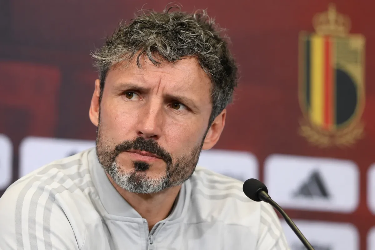 Mark van Bommel tijdens een persconferentie van de Rode Duivels.