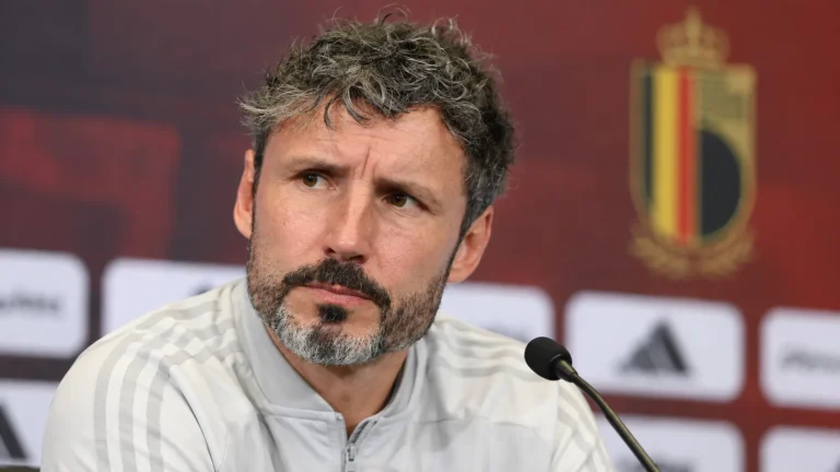 Mark van Bommel tijdens een persconferentie van de Rode Duivels.
