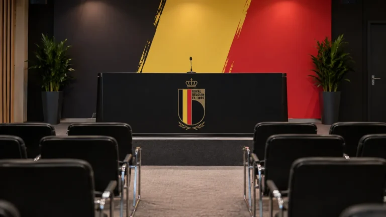 Een lege lessenaar in een perszaal van de Belgische nationale ploeg.