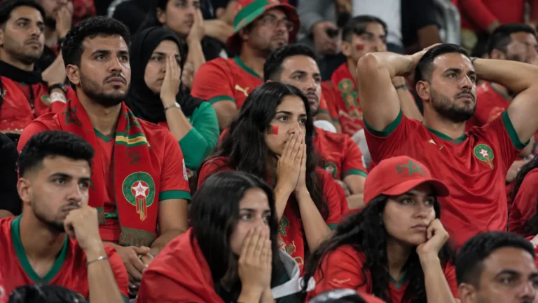 Marokkaanse supporters reageren ingetogen in de tribune na een gelijkspel tegen Mali.