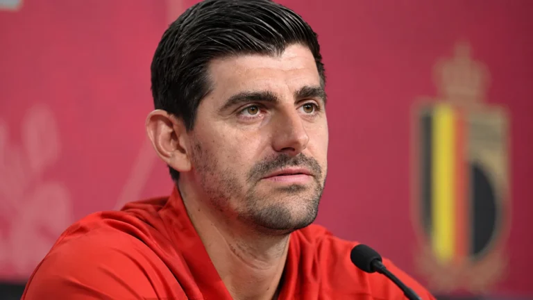 Thibaut Courtois tijdens een persmoment in rode Belgische sportkleding.