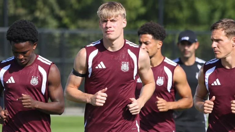 Een groep spelers in bordeaux trainingskleding tijdens een oefensessie.