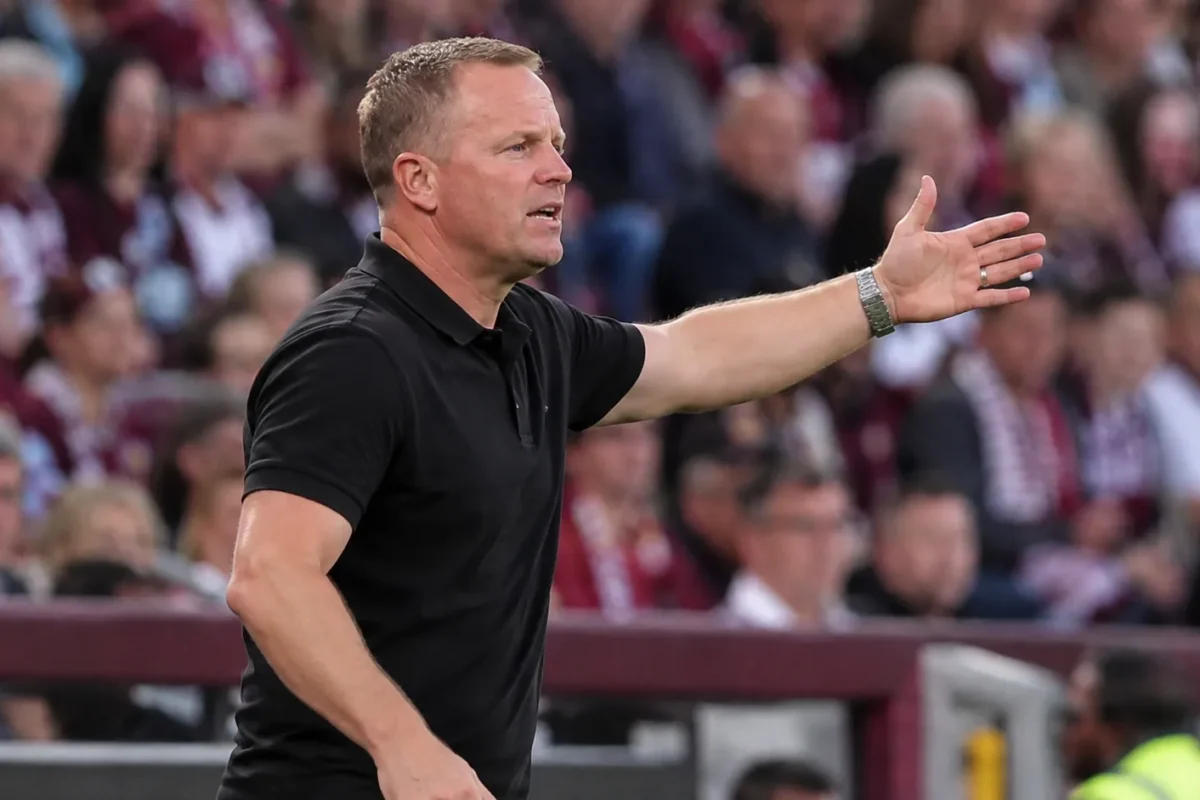 Wouter Vrancken geeft aanwijzingen langs de zijlijn tijdens een wedstrijd van Hearts.