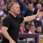 Wouter Vrancken geeft aanwijzingen langs de zijlijn tijdens een wedstrijd van Hearts.