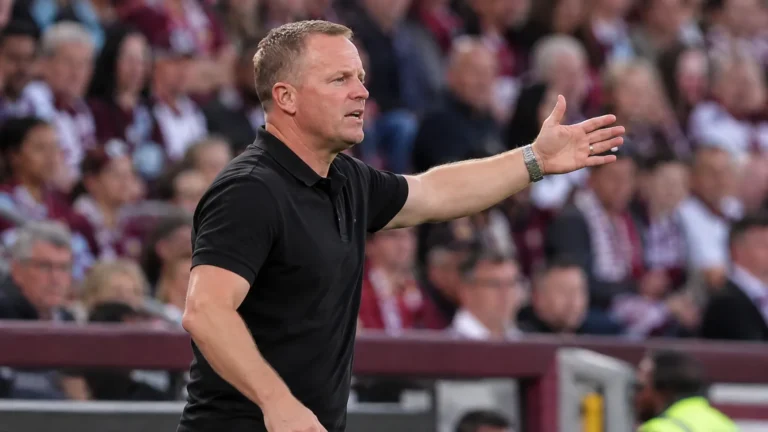 Wouter Vrancken geeft aanwijzingen langs de zijlijn tijdens een wedstrijd van Hearts.