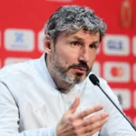 Mark van Bommel spreekt op een persconferentie van de Rode Duivels.
