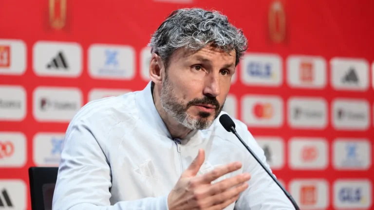 Mark van Bommel spreekt op een persconferentie van de Rode Duivels.