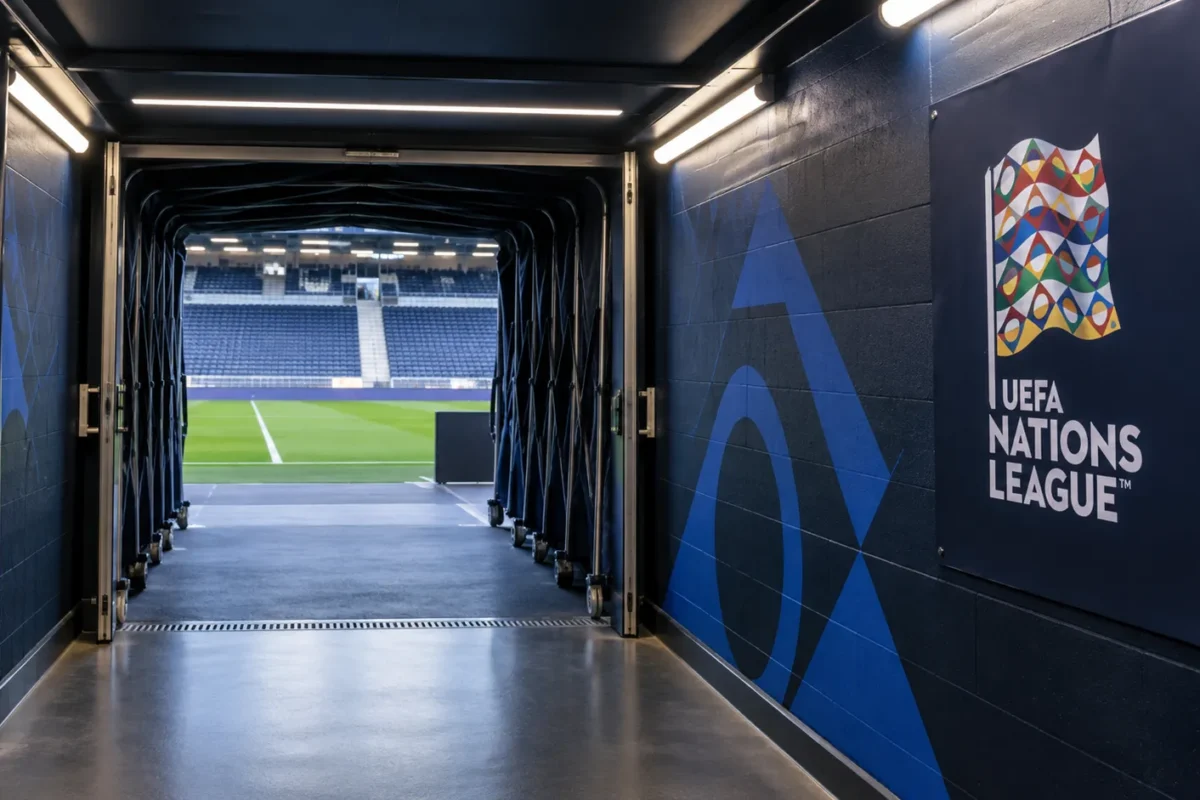 Lege toegang tot een spelerstunnel met een fysieke UEFA Nations League-aanduiding aan de wand.