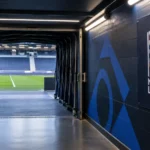 Lege toegang tot een spelerstunnel met een fysieke UEFA Nations League-aanduiding aan de wand.