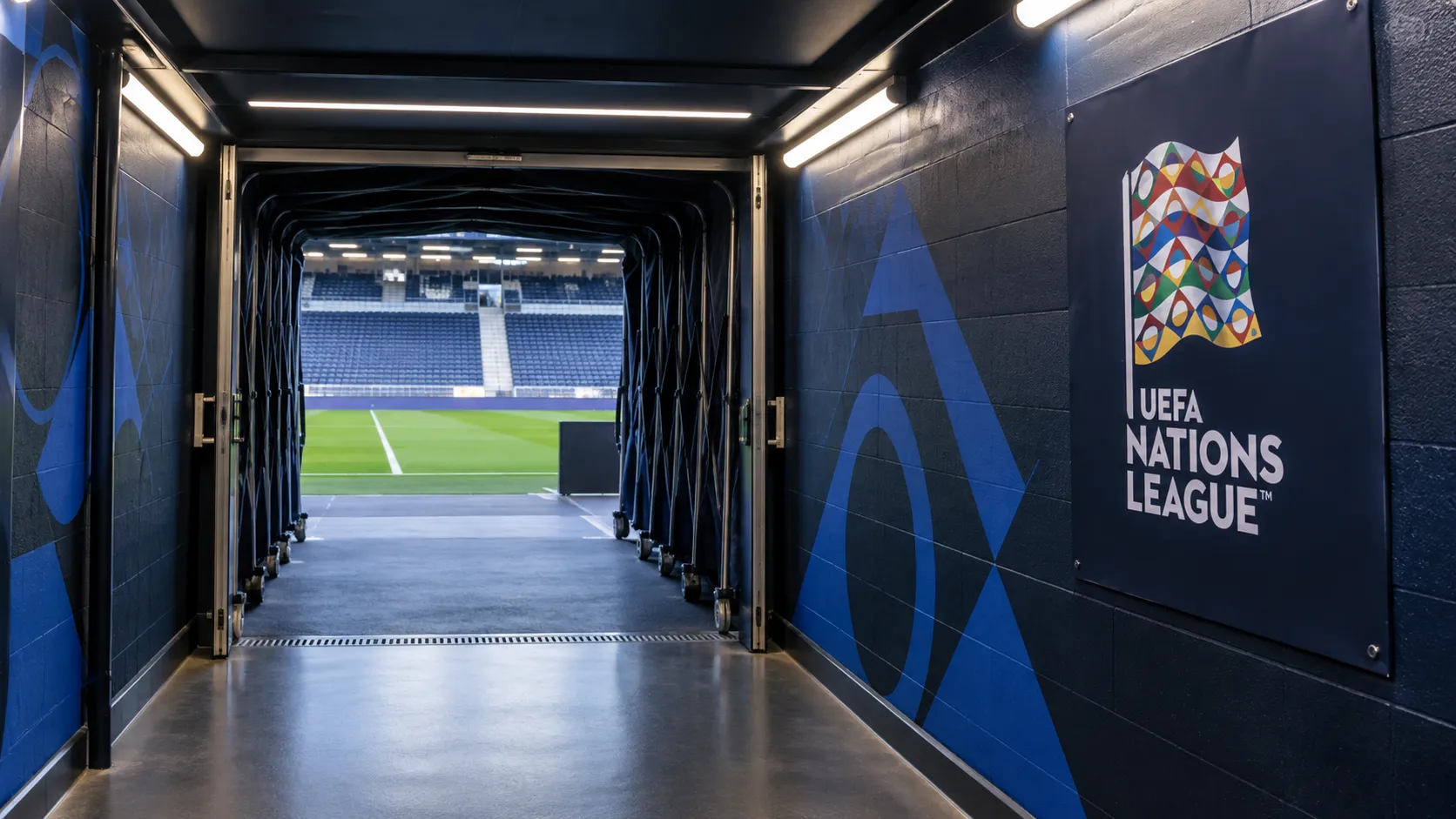 Lege toegang tot een spelerstunnel met een fysieke UEFA Nations League-aanduiding aan de wand.