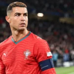 Cristiano Ronaldo in het rode shirt van Portugal tijdens een interland in een stadion.