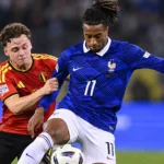 Een Franse en een Belgische speler in duel tijdens een Nations League-wedstrijd.