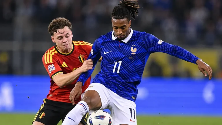 Een Franse en een Belgische speler in duel tijdens een Nations League-wedstrijd.