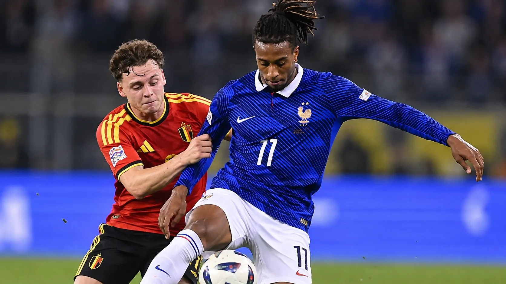 Een Franse en een Belgische speler in duel tijdens een Nations League-wedstrijd.